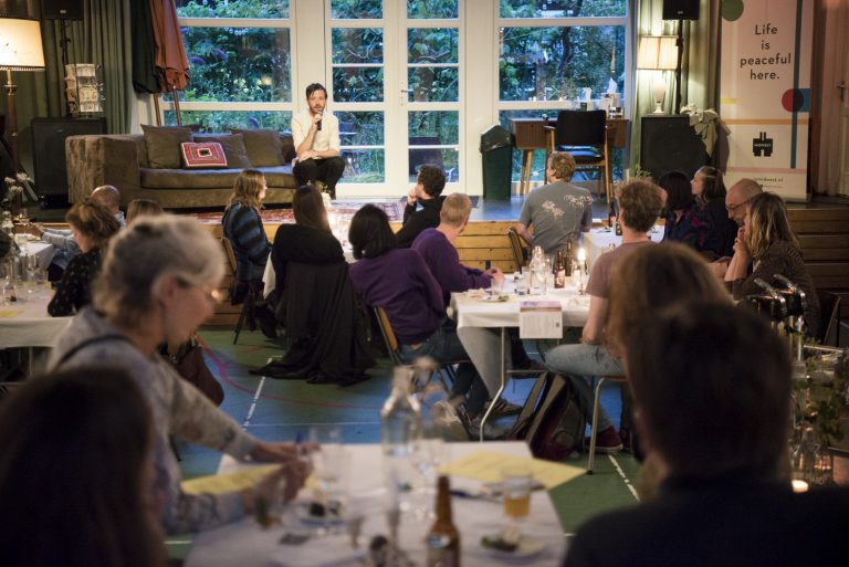 Het Filosofisch Diner: is rechtvaardigheid in oorlogen wel mogelijk?